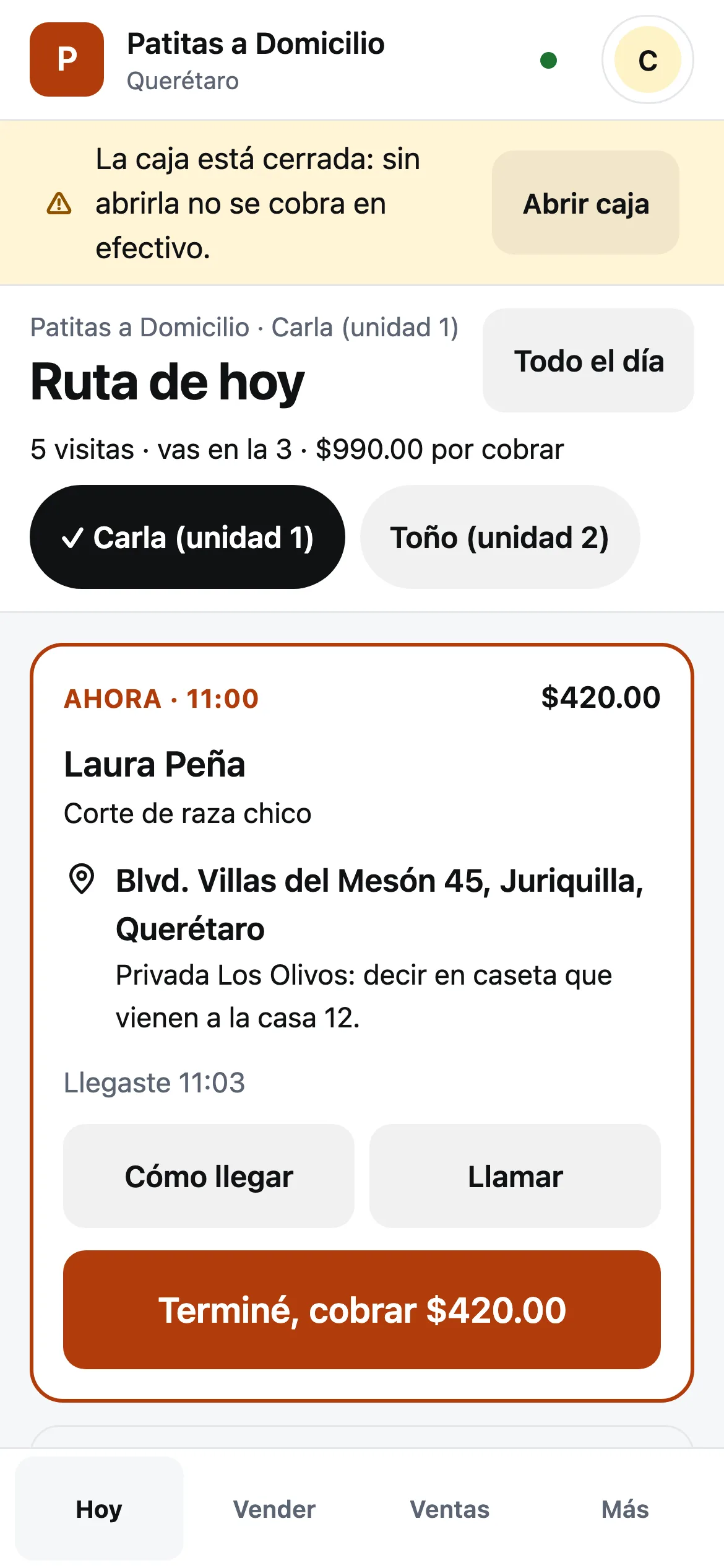 La ruta de hoy en el celular de Carla: la visita de AHORA a las 11:00 con Laura Peña, la dirección con sus referencias y los botones Cómo llegar, Llamar y Terminé, cobrar $420.00