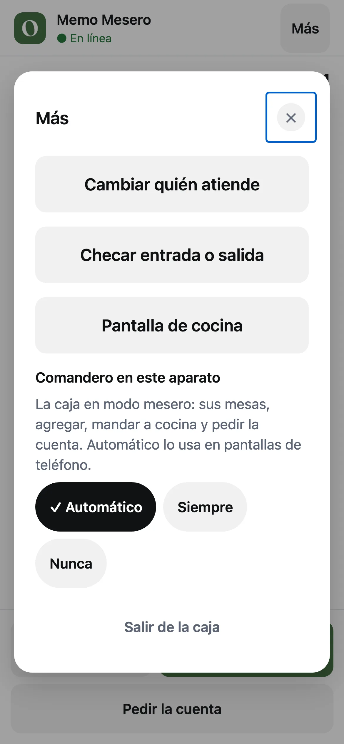 La ventana Más con Cambiar quién atiende, Checar entrada o salida, Pantalla de cocina y el ajuste Comandero en este aparato
