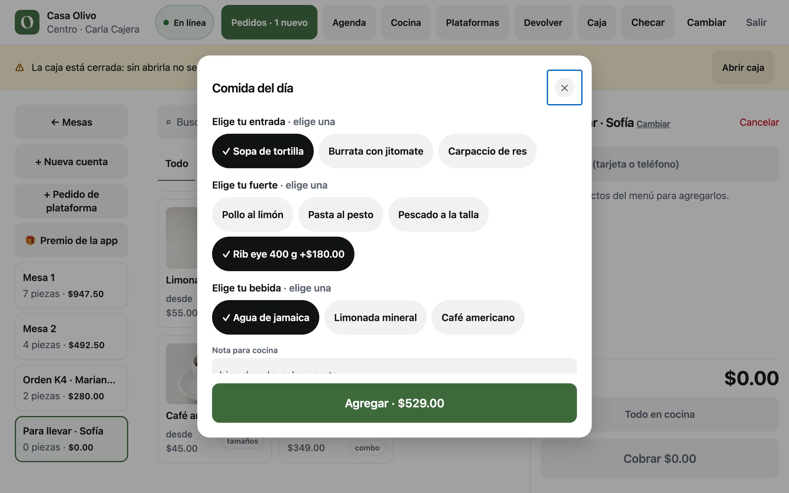 La caja con la Comida del día: sopa de tortilla, rib eye con $180 de cargo y agua de jamaica, por $529