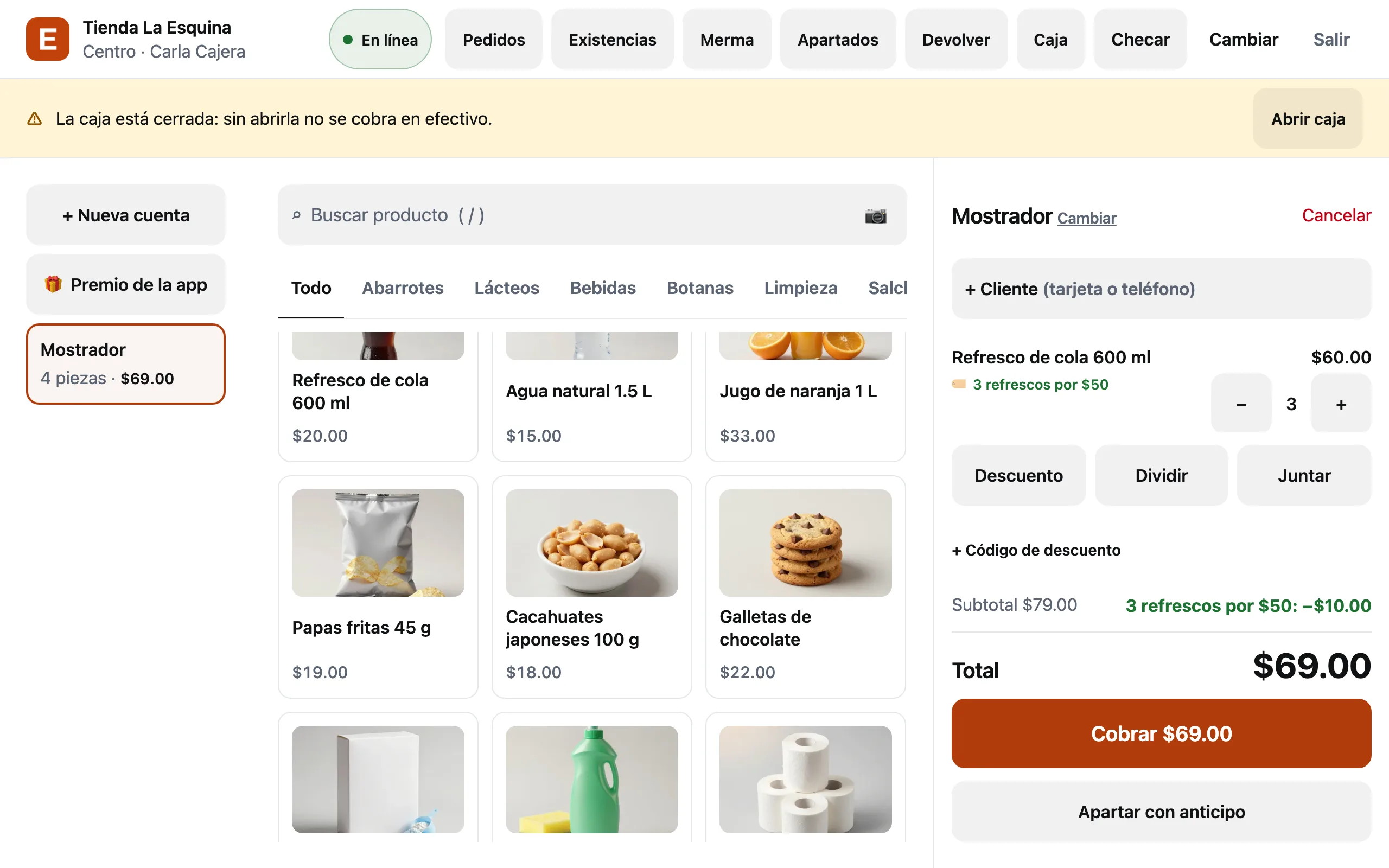 La caja de Tienda La Esquina con tres refrescos y unas papas: la promoción 3 refrescos por $50 resta $10
