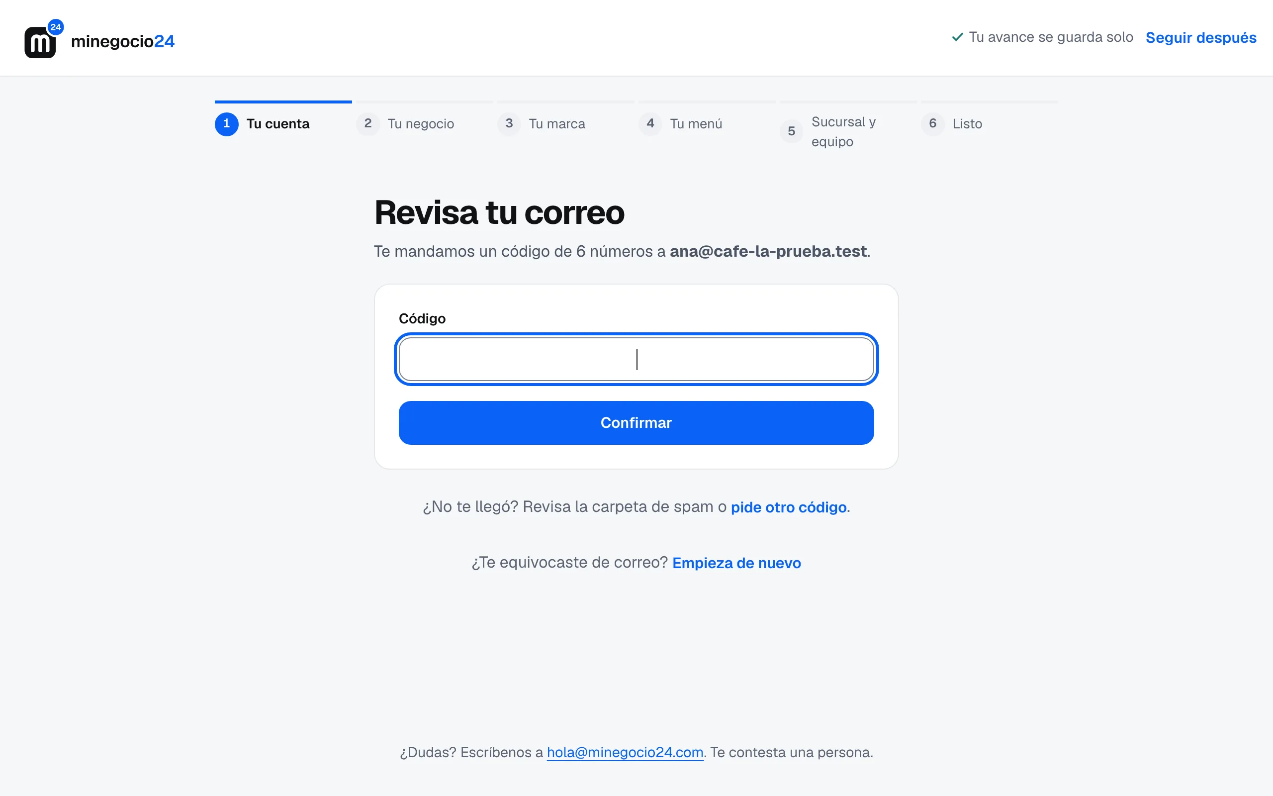 La pantalla Revisa tu correo, con el campo Código y el botón Confirmar