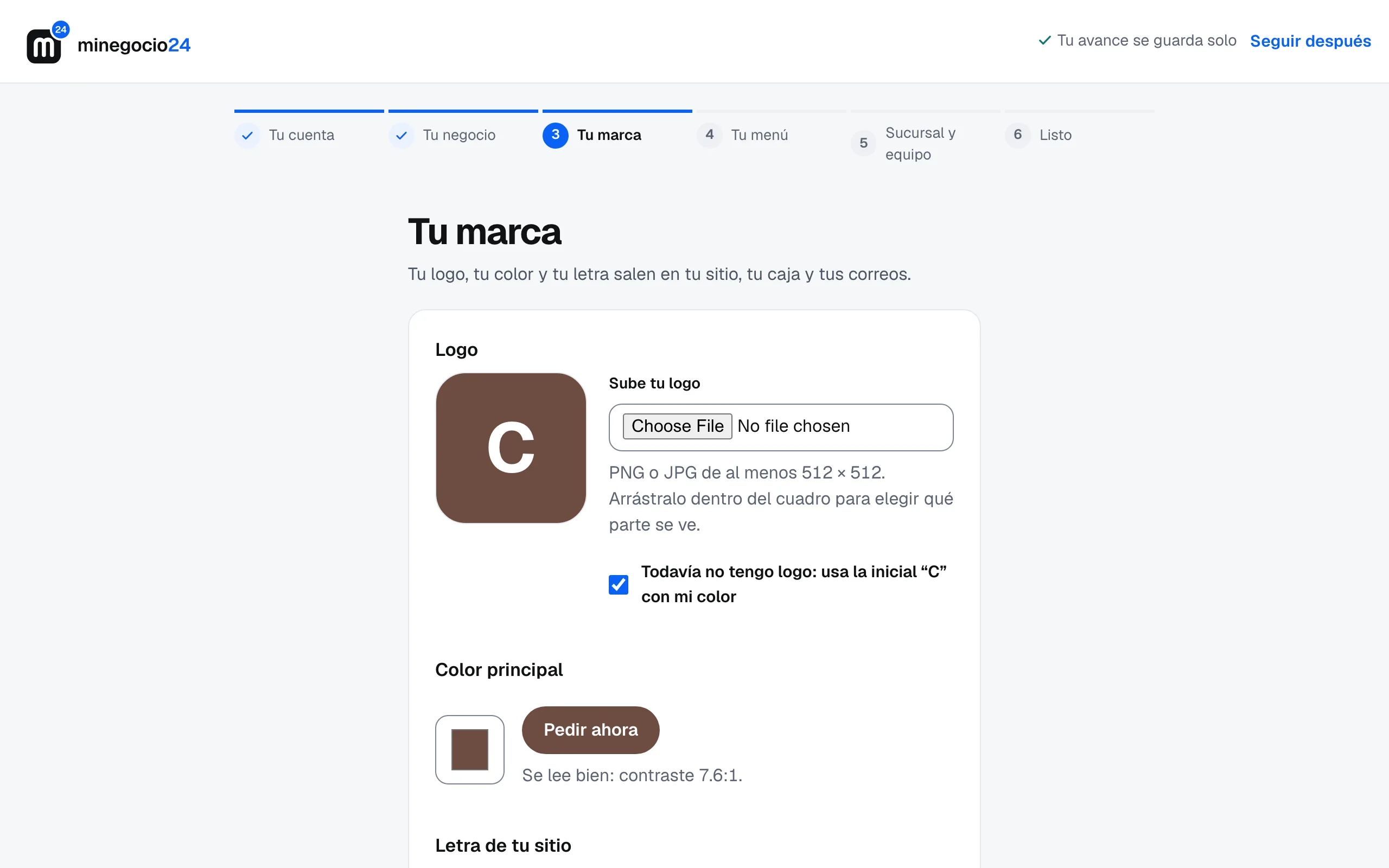 El paso Tu marca con la inicial C en café, la casilla Todavía no tengo logo, el color principal y la muestra del botón Pedir ahora