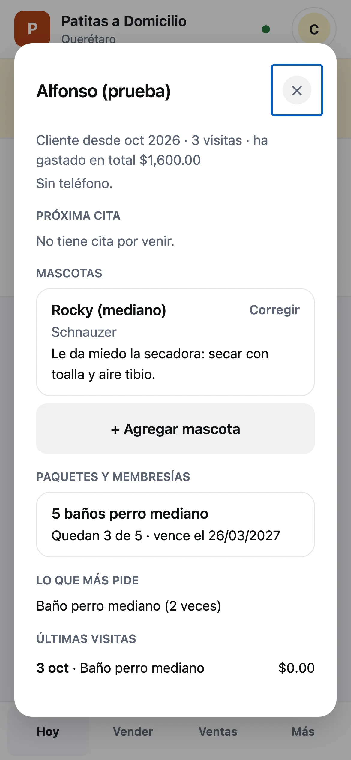 La ficha de Alfonso en el celular: su perro Rocky con sus notas, su paquete de baños, lo que más pide y sus últimas visitas