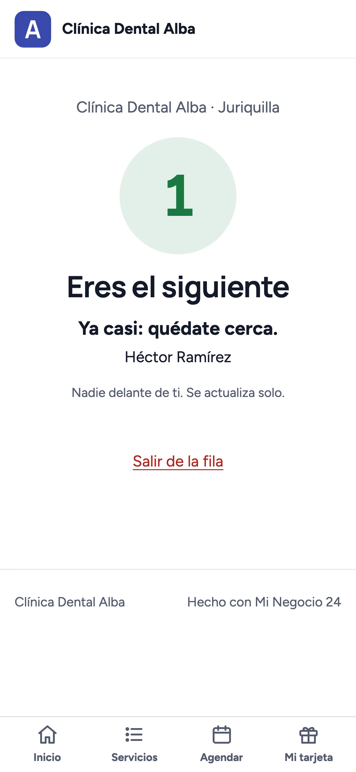 La página del lugar en la fila en el celular: el número 1, Eres el siguiente, Ya casi: quédate cerca, Héctor Ramírez