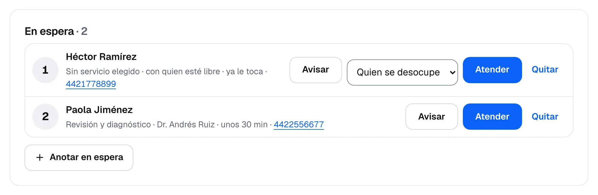 La sección En espera del día con Héctor Ramírez en el lugar 1, sin servicio elegido, y Paola Jiménez en el lugar 2 para Revisión y diagnóstico con el Dr. Andrés Ruiz, cada uno con Avisar, Atender y Quitar
