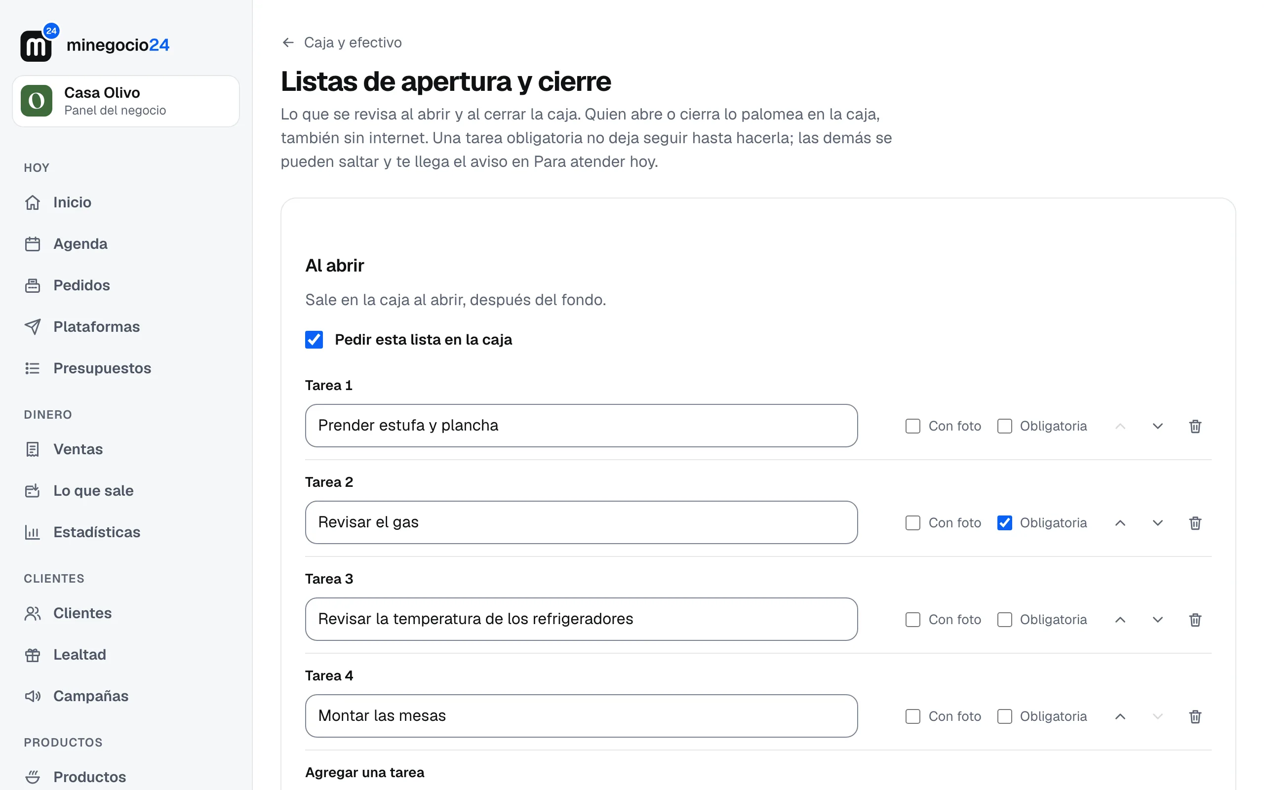 La página Listas de apertura y cierre con las tareas al abrir y al cerrar, sus casillas Con foto y Obligatoria y las flechas para ordenarlas