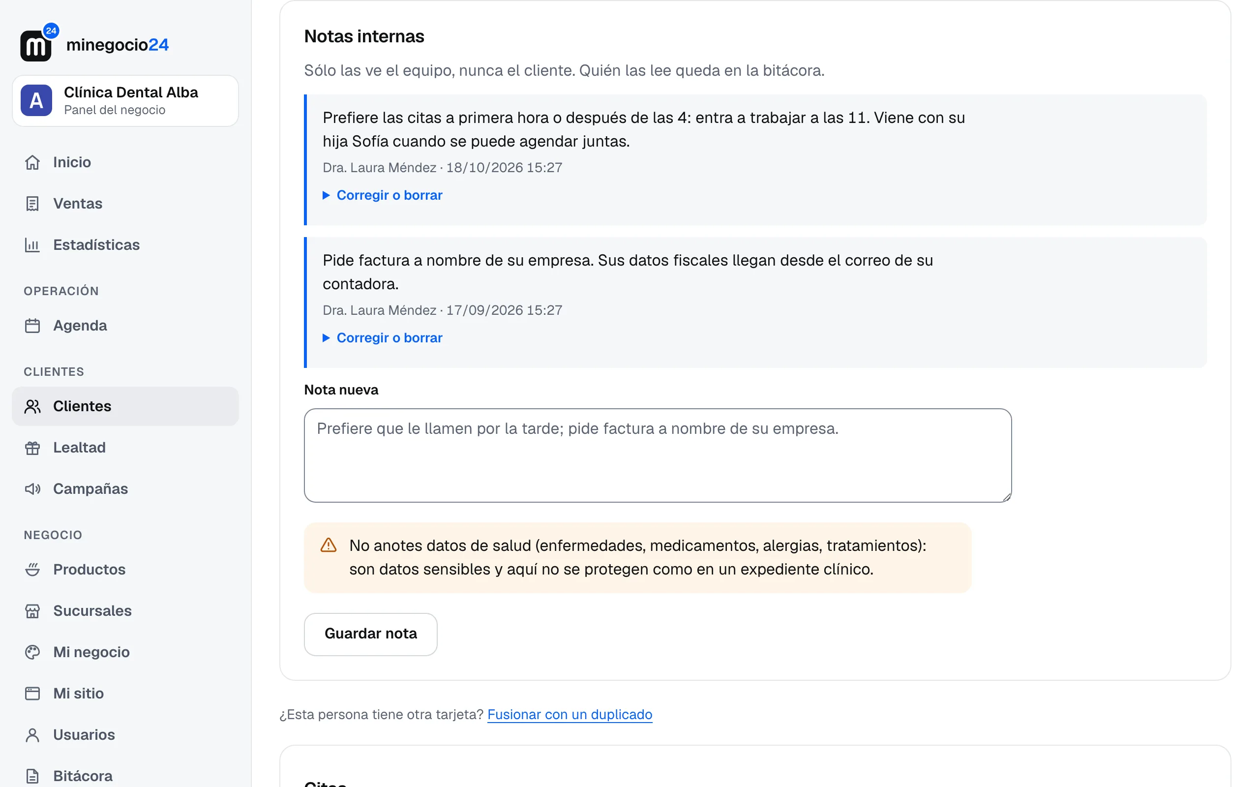 Las notas internas de Mariana Torres: que prefiere citas a primera hora o después de las 4 y que pide factura a nombre de su empresa, cada una con autor y fecha, y abajo el espacio para una nota nueva