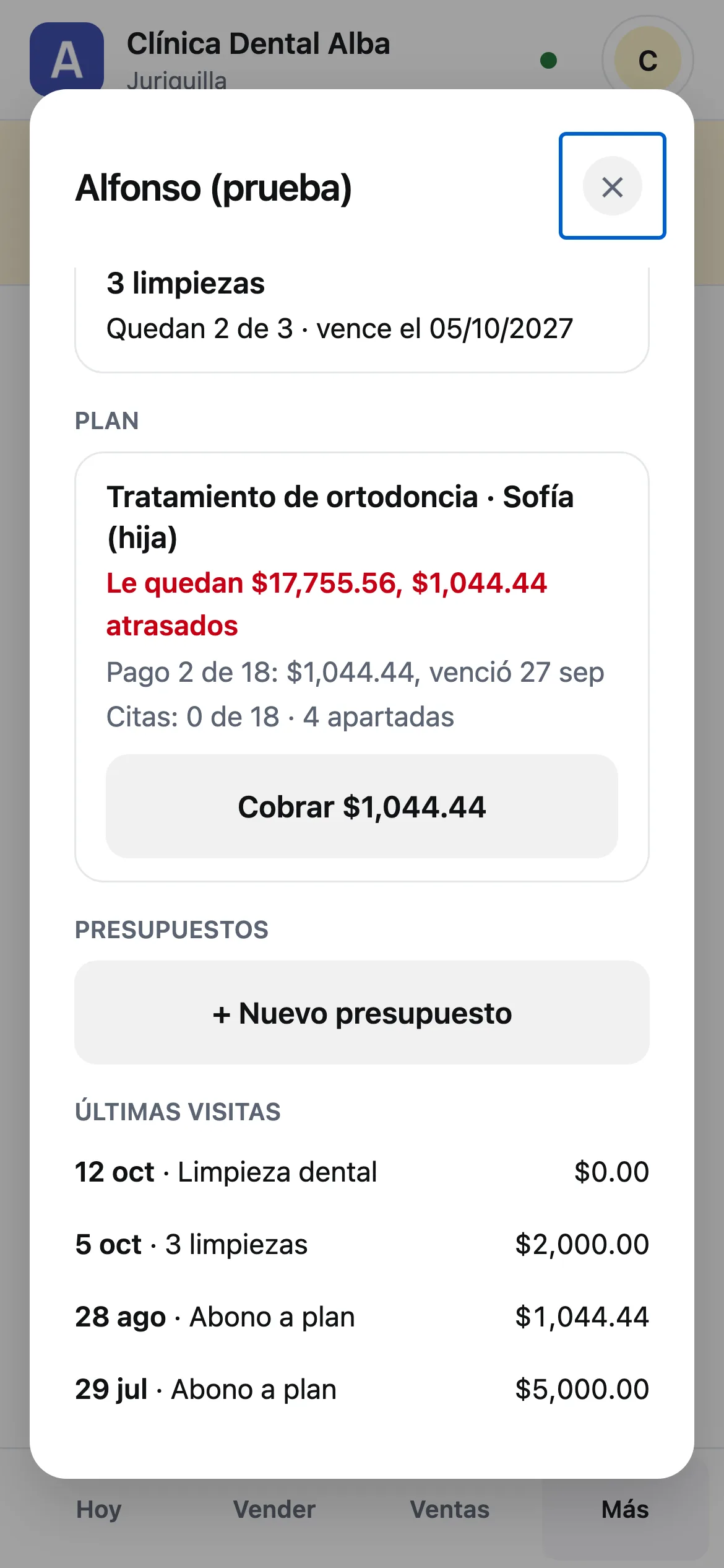 La ficha del cliente en la caja: su plan de ortodoncia con lo que le queda, el pago atrasado, sus citas y Cobrar, y abajo + Nuevo presupuesto