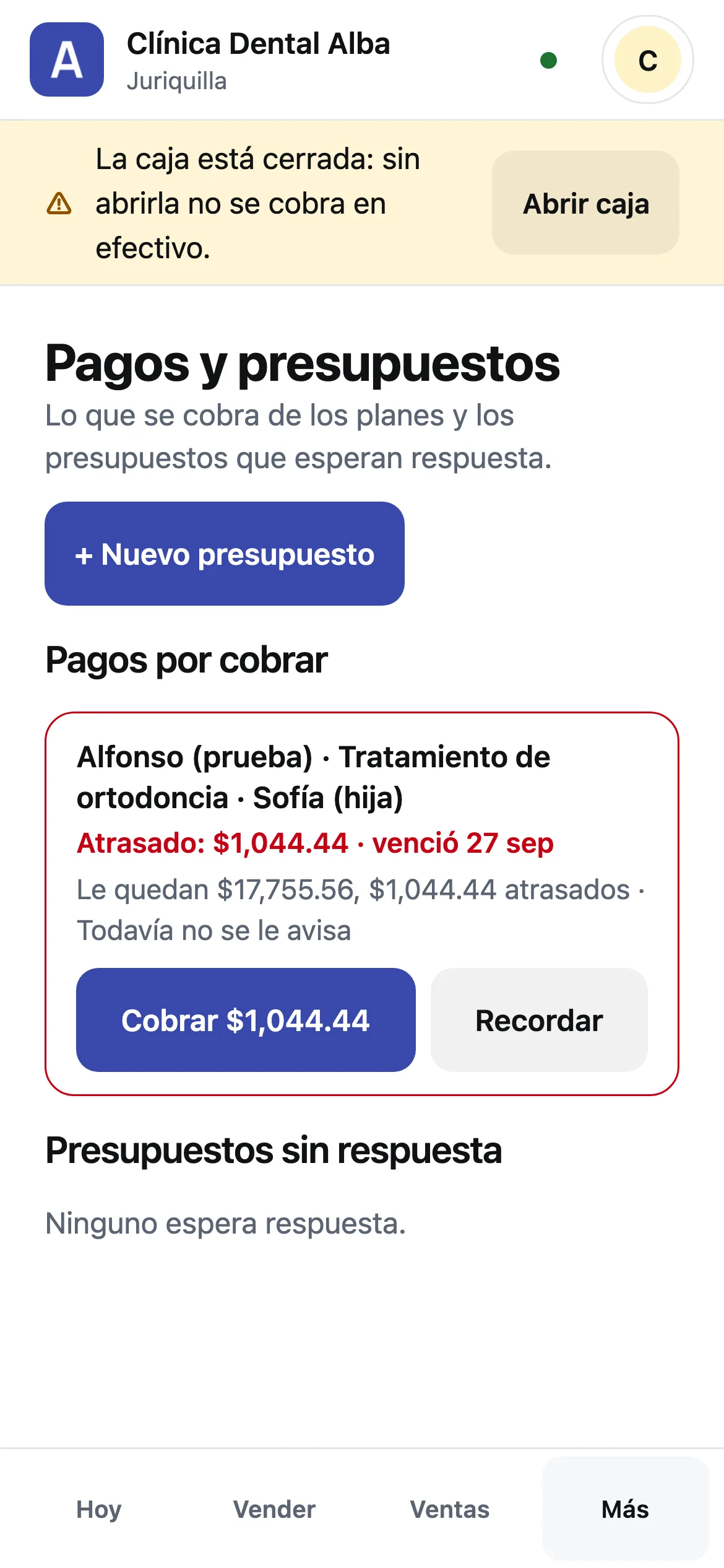 Por cobrar en la caja del celular: el pago atrasado de un tratamiento de ortodoncia en rojo, con Cobrar y Recordar, y abajo los presupuestos sin respuesta