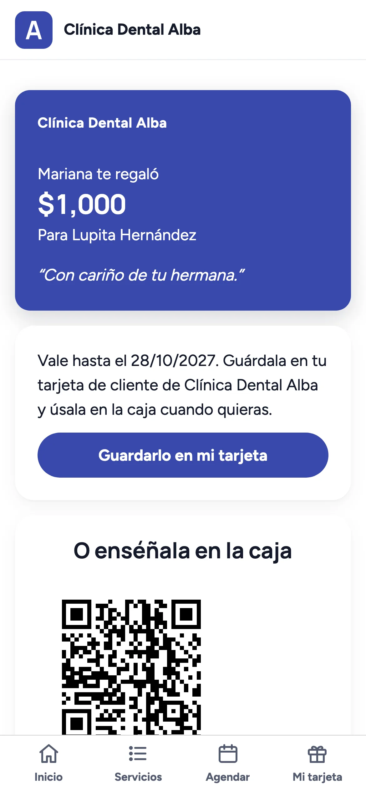 La tarjeta de regalo en el celular: el nombre del negocio, quién la regaló, el monto, el mensaje y el botón Guardarlo en mi tarjeta
